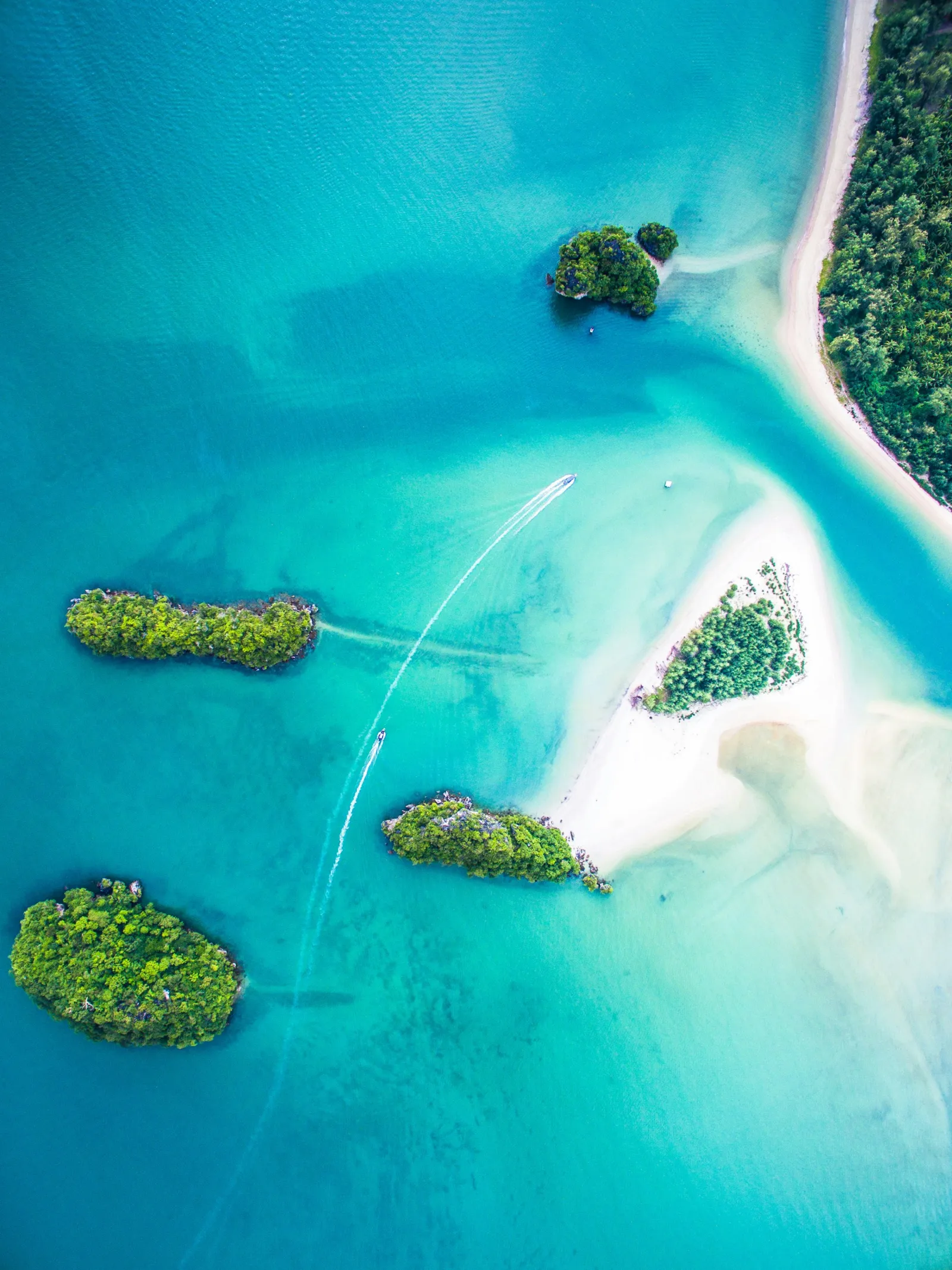 Atollo tropicale con laguna turchese e spiaggia bianca, destinazione turistica per vacanze esotiche