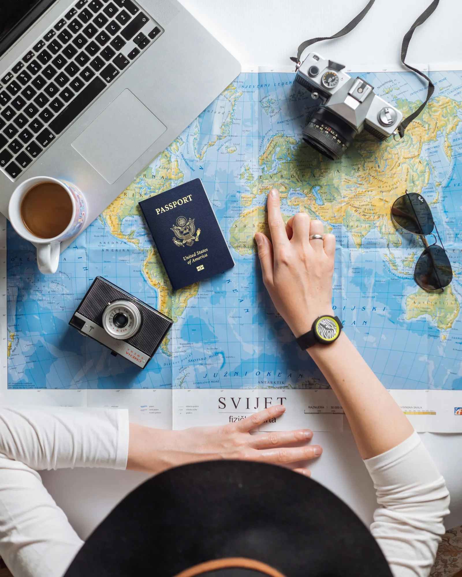 Donna turista che consulta una mappa per organizzare un viaggio verso una destinazione turistica