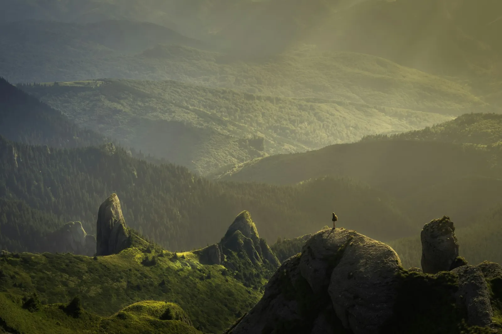 Paesaggio di montagna con natura alpina e cime panoramiche, destinazione turistica per vacanze nella natura