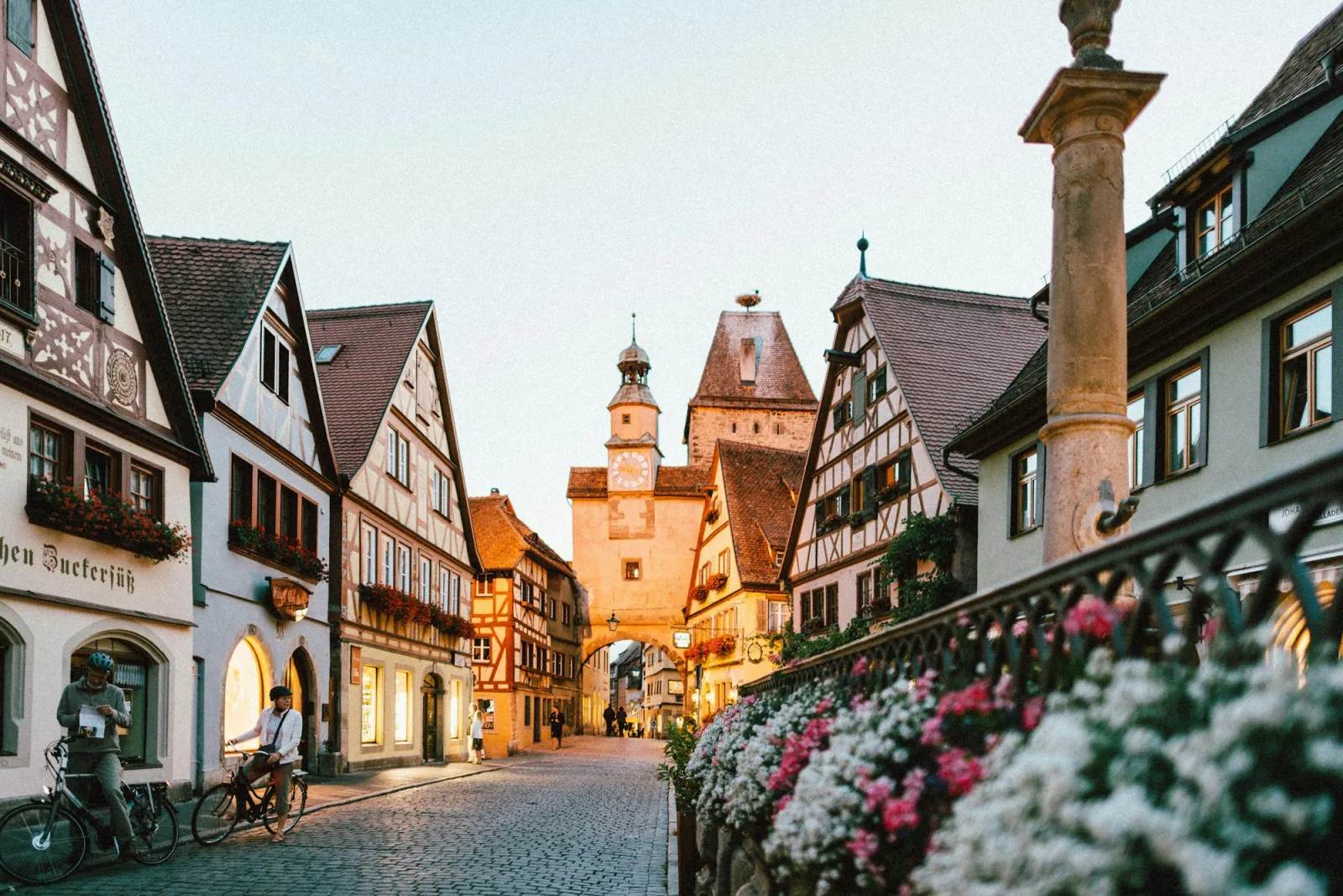 Villaggio tipico bavarese con case tradizionali alpine, meta turistica nel sud della Germania